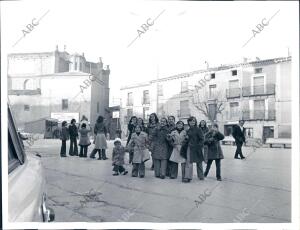 Un grupo de niñas en la plaza del pueblo