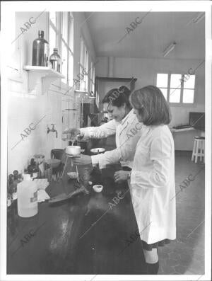 Alumnas de la escuela nacional de Instructoras Rurales en clase Química