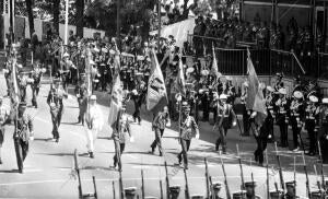 Franco Observando el desfile desde su Tribuna