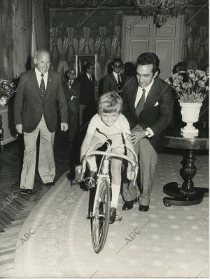 el Infante Don Felipe fue obsequiado con una bicicleta de carreras, la cual...