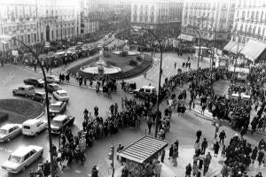 Cola multitudinaria a su paso por la Puerta del Sol, para entrar a la capilla...