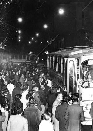 Los Viajeros se Agolpan junto A los Autobuses para poder ir A sus Trabajos