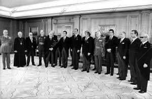 A la izquierda de S.M., el presidente de las Cortes y del Consejo del Reino don...