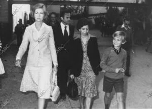 B. su Majestad la Reina acompaña a su hijo al colegio