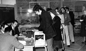 Ciudadanos Ejerciendo su derecho al voto en un colegio madrileño