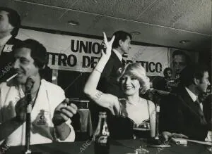 En la imagen Mochi, Bárbara Rey y Arturo Fernández celebran los resultados en el...