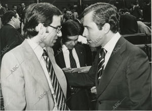 Alfonso Guerra, del PSOE, a la izquierda, conversando con el ministro para las...