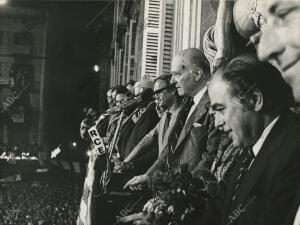 En la imagen, dirige unas palabras desde el balcón del Palau de la Generalitat a...