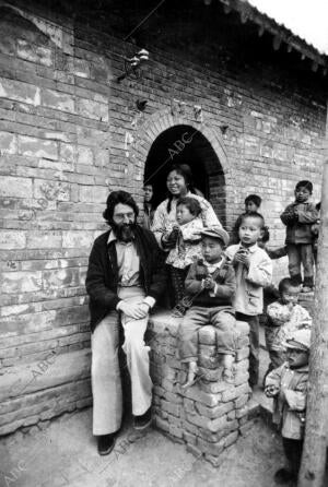 Ignacio Carrión en la comuna agrícola de Nant-Sen (China) acompañado de un grupo...