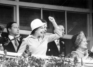 La Reina Isabel II de Inglaterra durante una carrera de caballos