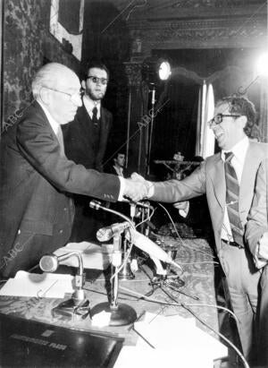 Enrique Tierno Galván es saludado por José Luis Álvarez, de UCD, tras ser...
