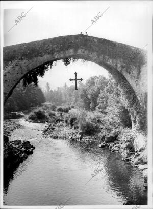 Cruz en el puente romano del pueblo de Cangas de Onis (Asturias)