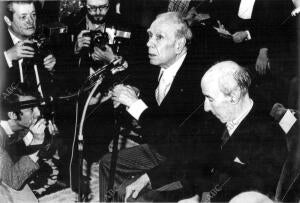 En la Imagen, ambos Escritores Responden A las Preguntas de la Prensa