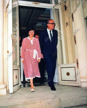 Leopoldo Calvo Sotelo con sus esposa Pilar en el Palacio de la Moncloa