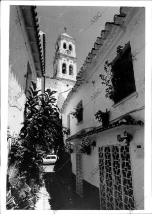 Una calle de Marbella. Al fondo la torre de la Iglesia