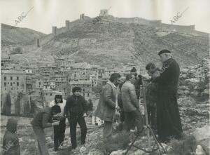 Anthony Quinn, observa un trípode, en una pausa del rodaje de «Valentina»,...