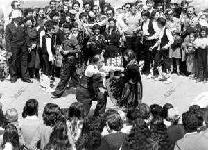 Camilo José Cela, bailando una jota en las fiestas de Zamarramala