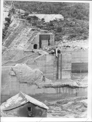 El embalse de Tous tras la rotura de su presa debida A la crecida del río Júcar...