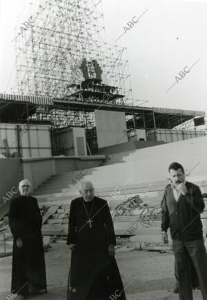 El cardenal ante el altar de la beatificación de sor Ángela