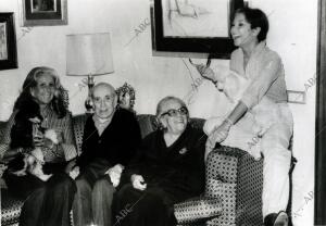 Lina Morgan en familia con su hermana Julia y su padres en 1983