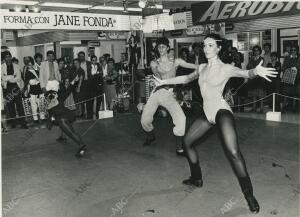 En la fotografía una pareja de deportistas con maillot hacen la demostración del...