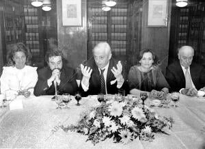 <strong>Guillermo</strong> <strong>Luca</strong> de <strong>Tena</strong> dirige unas palabras