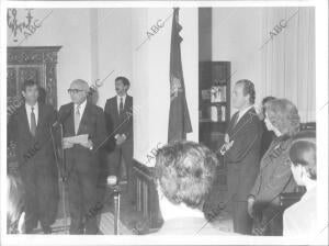 los Reyes Inauguraron la sede del defensor del Pueblo, cuyo titular era Joaquín...