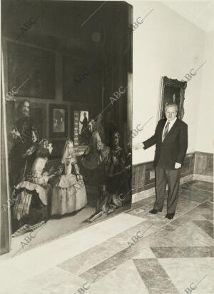 John Brealey, responsable de la limpieza de «Las Meninas» posa junto al cuadro...