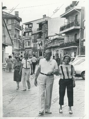 Luis Rosales paseando con su esposa María