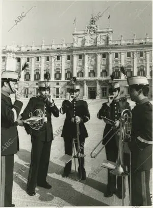 Los músicos de la Guardia Real preparan las boquillas de sus instrumentos
