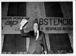 Manuel Fraga durante la campaña para el referendum sobre la permanencia de...