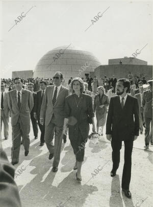 Los Reyes Don Juan Carlos y Doña Sofía en la inauguración del Planetario de...