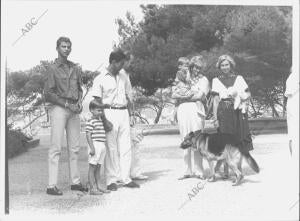 La familia real Española con los Príncipes de Gales y sus Hijos en los Jardines...