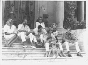 La familia real Española con los Príncipes de Gales y sus Hijos en el palacio de...