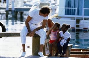Iglesias en un puerto deportivo con dos niños