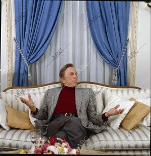 Kirk Douglas posa para ABC en el hotel Ritz de Madrid, ciudad que ha visitado...