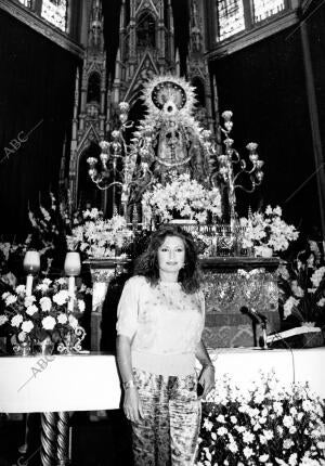 Rocío rocío jurado ante la Virgen de regla en Chipiona