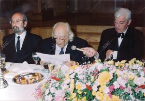 , José Manuel Caballero Bonald, Rafael Alberti leyendo su discurso y Guillermo...