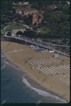 San Sebastián, 1990. Playa de Ondarreta. Al fondo, el Palacio de Miramar