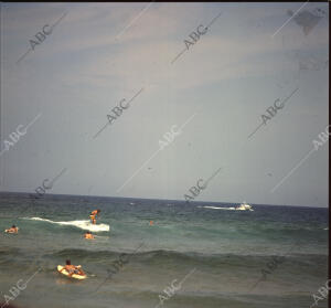 Personas practicando surf