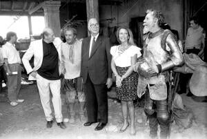 Camilo José Cela, junto a Emiliano Piedra, Alfredo Landa, Marina Castaño y...