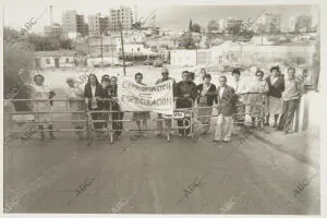 Los vecinos de Cerro Belmonte cortan la calle Villaamil en protesta por la...