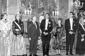 En la imagen, antes de la cena de gala en el Palacio Real, ofrecida por Sus...