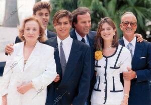 El cantante Julio Iglesias posa con sus padres y sus hijos en Miami el día en...