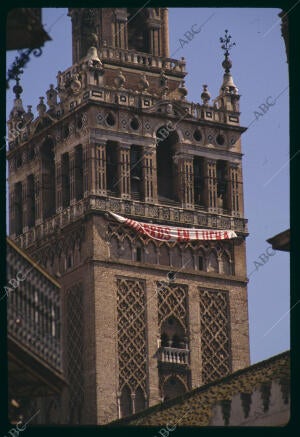 Manifestación de bomberos en la torre de la Giralda de Sevilla