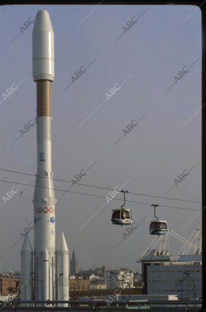 En la imagen, la replica del cohete «Ariane» y el teleférico