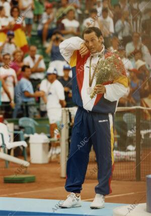 Jordi Arrese con la medalla de plata Conseguida en la final de tenis de...