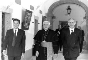 Benedicto XVI, entonces cardenal Ratzinger, con monseñor Martínez Camino y...