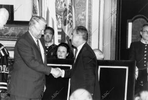 Yeltsin y Félix Pons Dándose la Mano