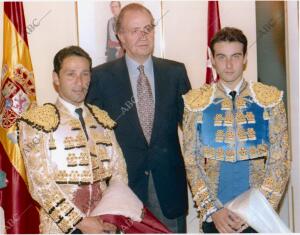 En la imagen, Su Majestad el Rey Juan Carlos con César Rincón y Enrique Ponce